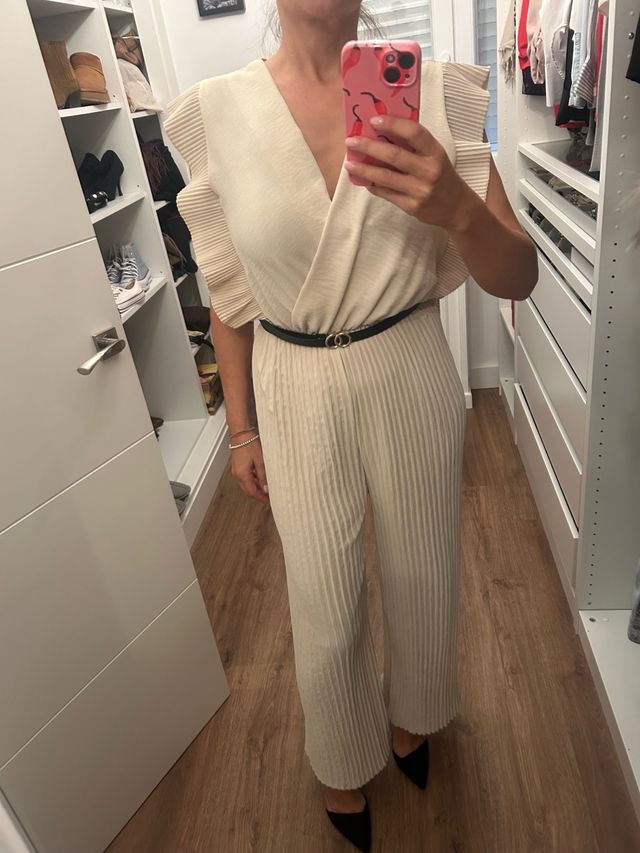 Mono beige con cinturón negro
