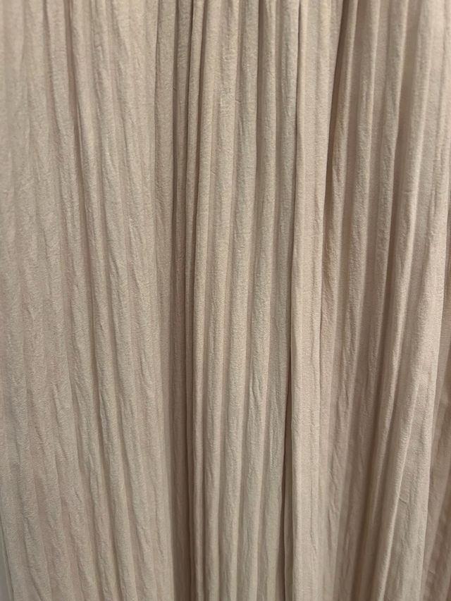 Mono beige con cinturón negro