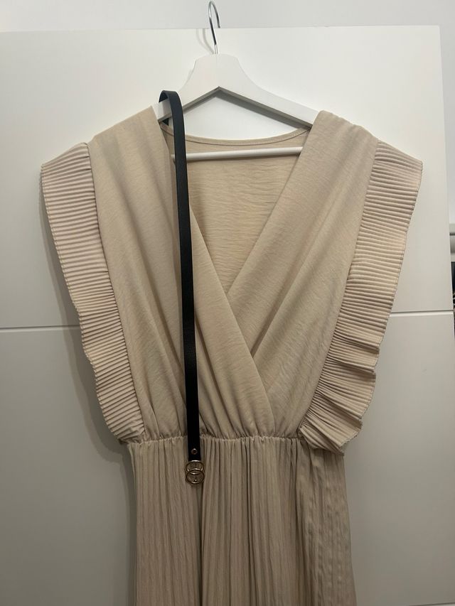 Mono beige con cinturón negro