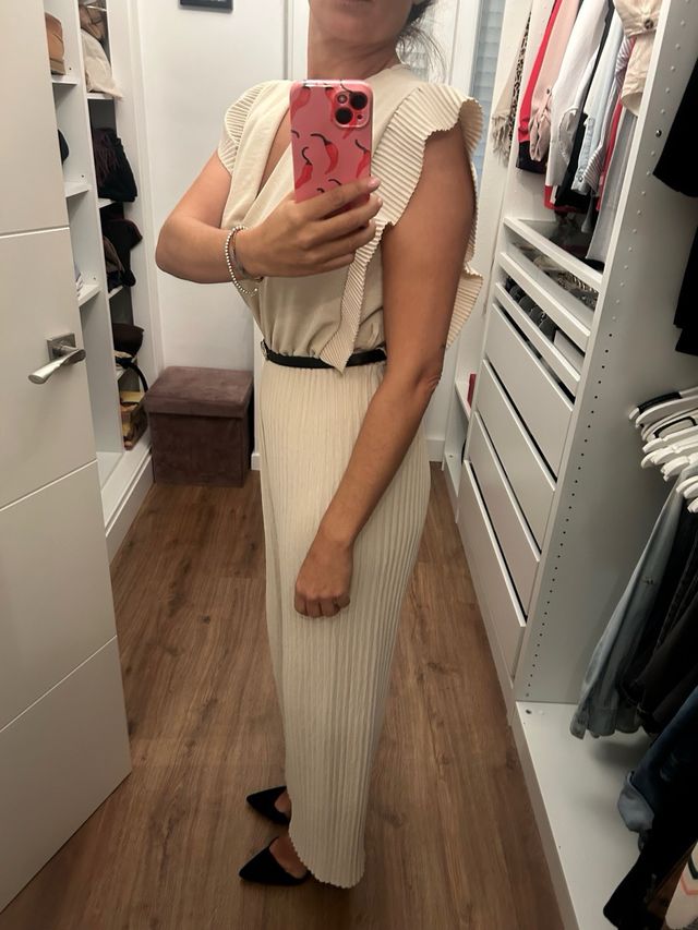 Mono beige con cinturón negro