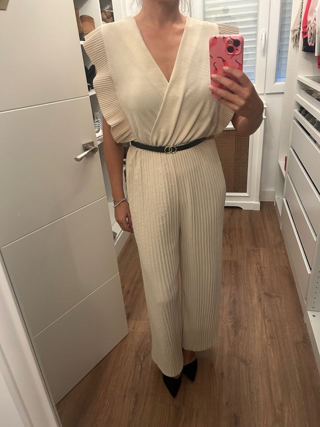 Mono beige con cinturón negro