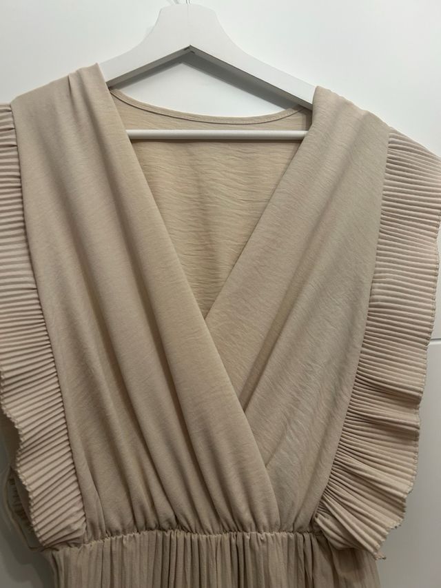 Mono beige con cinturón negro