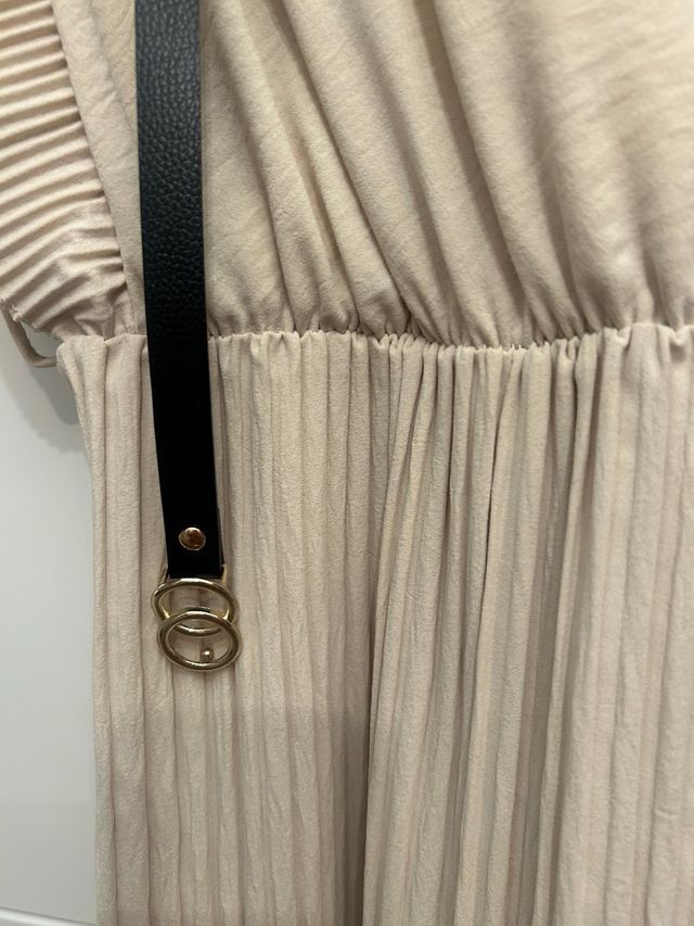 Mono beige con cinturón negro