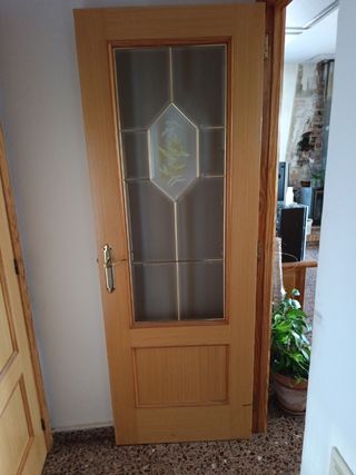 Puerta madera interior con cristal decorado