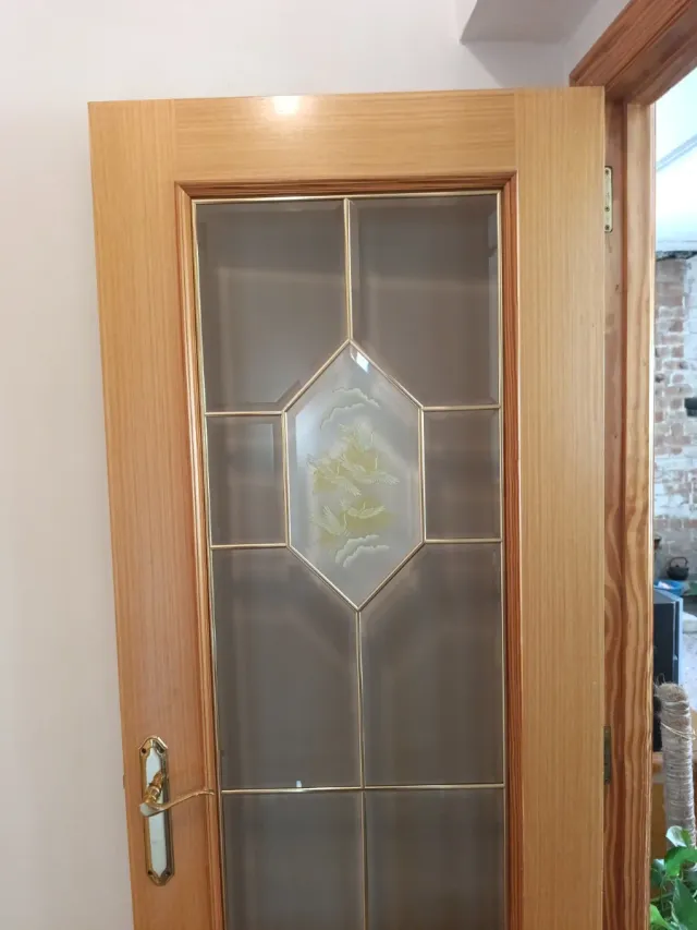 Puerta madera interior con cristal decorado