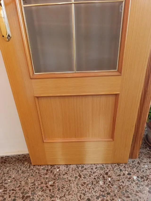 Puerta madera interior con cristal decorado
