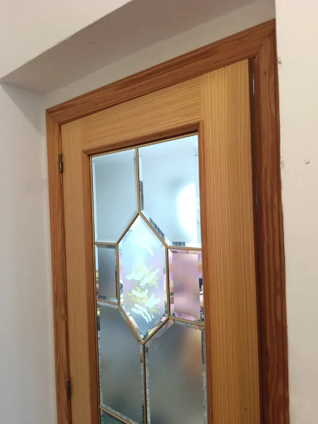 Puerta madera interior con cristal decorado