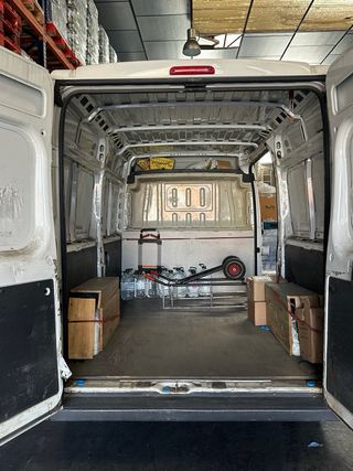 Mudanzas y transporte – Furgoneta con chófer