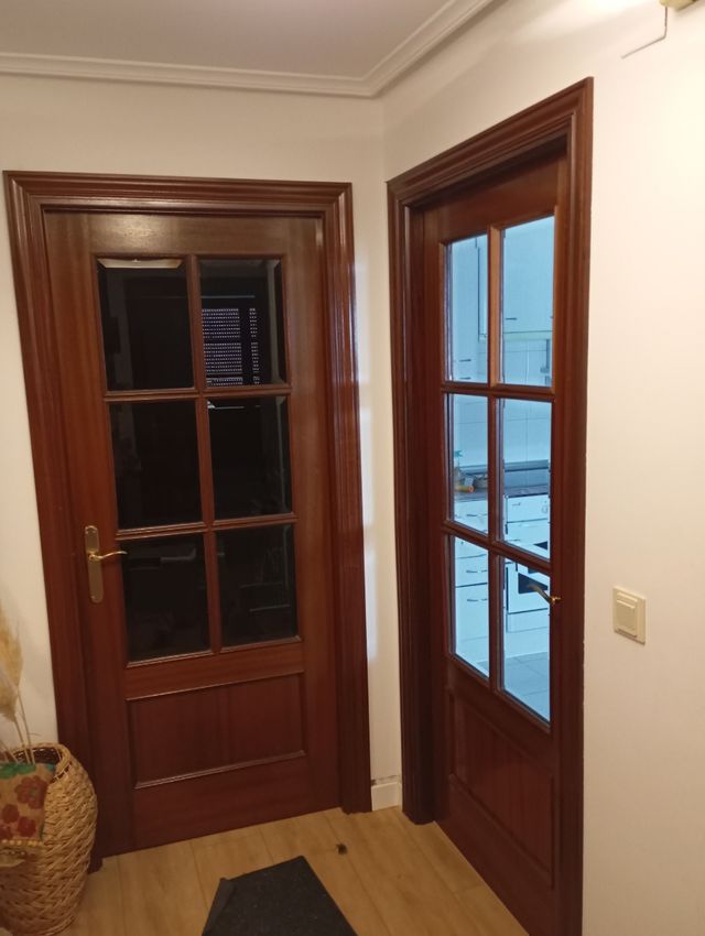 Puerta madera maciza con cristal