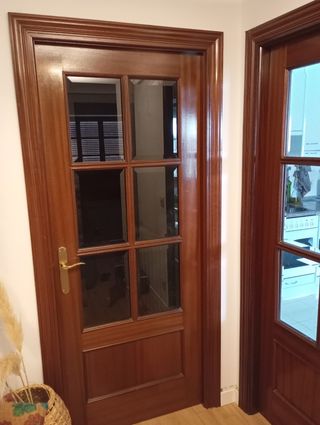 Puerta madera maciza con cristal