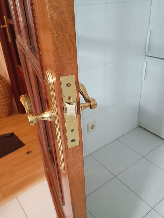 Puerta madera maciza con cristal