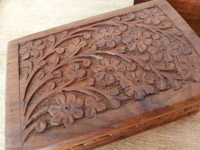 Cajitas de madera artesanales talladas