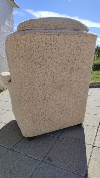 Butaca / sofá beige de tela.