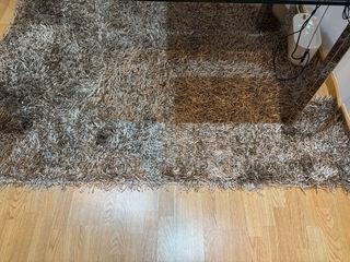 Alfombra beige y marrón