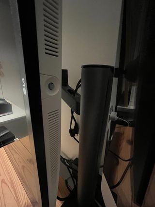 Monitor LG 32” con brazo extensible