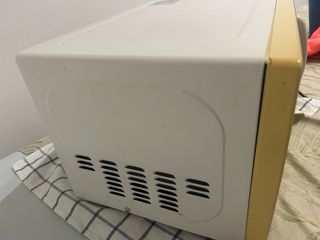 Microondas ASTAN amarillo y blanco 
