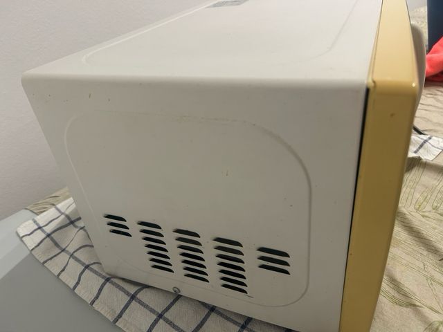 Microondas ASTAN amarillo y blanco