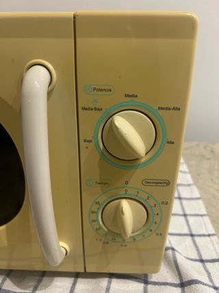 Microondas ASTAN amarillo y blanco 