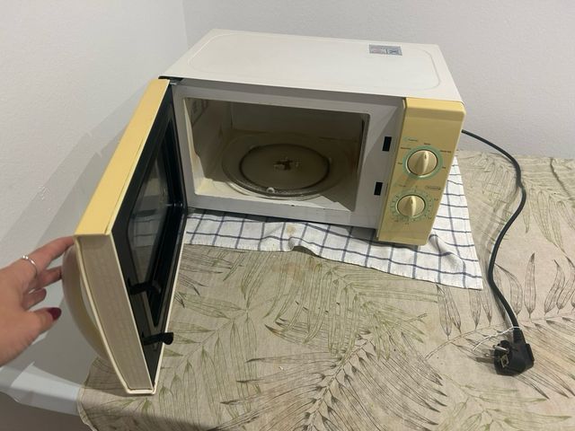 Microondas ASTAN amarillo y blanco