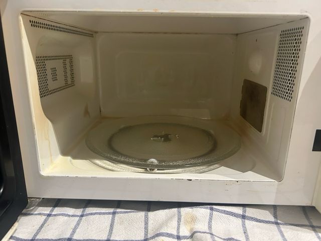 Microondas ASTAN amarillo y blanco