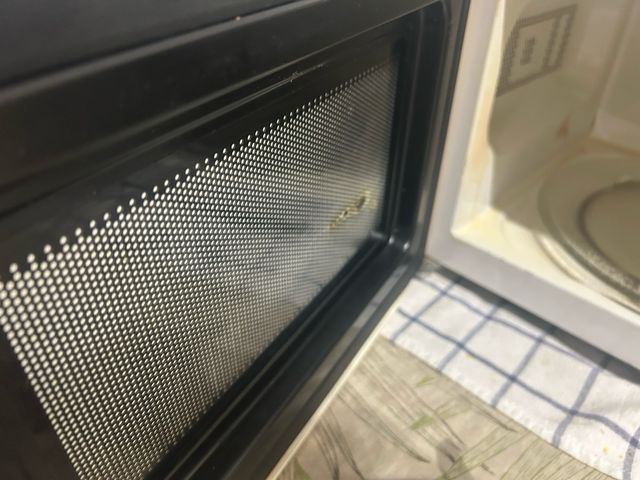 Microondas ASTAN amarillo y blanco