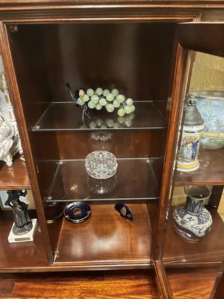 Mueble recibidor de madera con vitrina de cristal