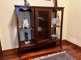 Mueble recibidor de madera con vitrina de cristal