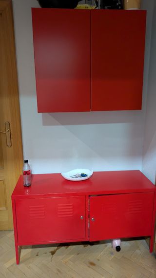 Mueble de metal rojo