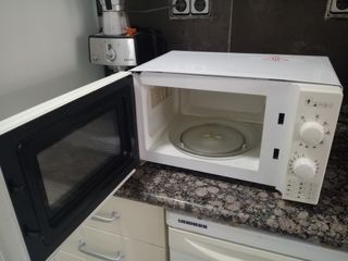 Microondas blanco, marca Moulinex 