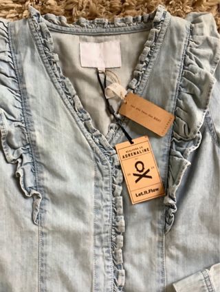 camisa Denim Volantes Scalpers. A estrenar.