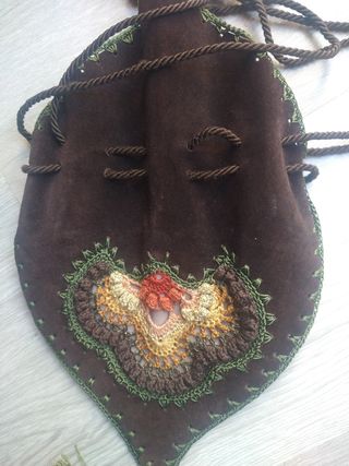 Tracolla in pelle marrone e verde con ricamo