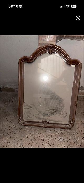 Specchio con cornice in legno intagliato