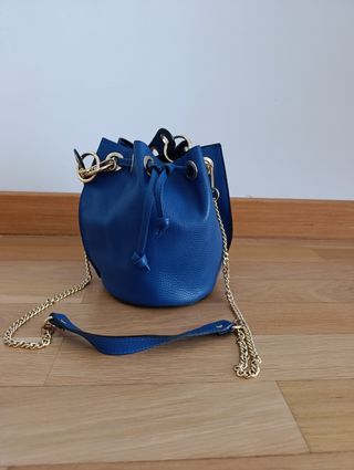 Bolso cubo azul petróleo con cadena dorada