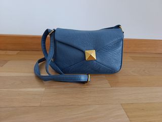 Bolso cruzado azul con detalle dorado