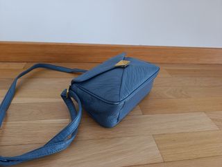 Bolso cruzado azul con detalle dorado