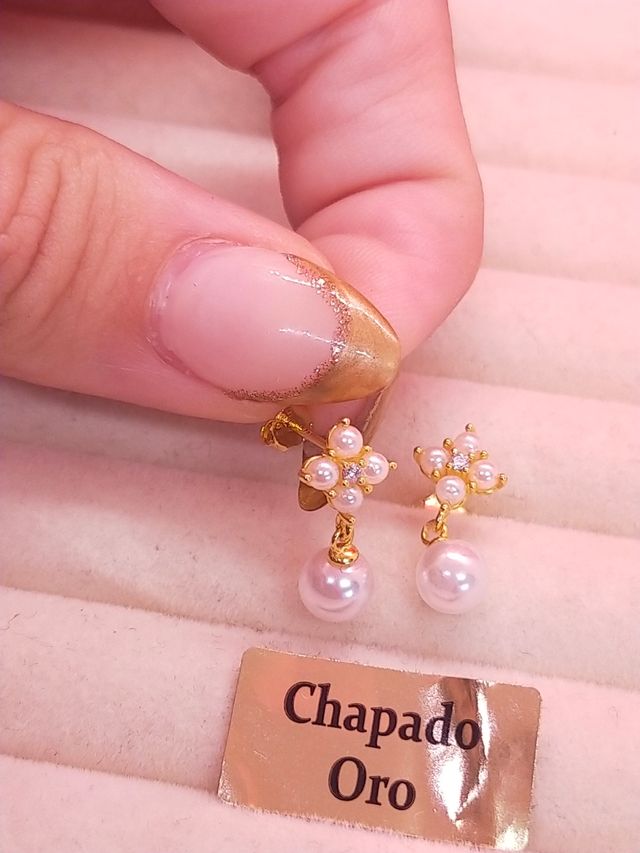 Orecchini in perle a fiore laminati in oro 18 kt