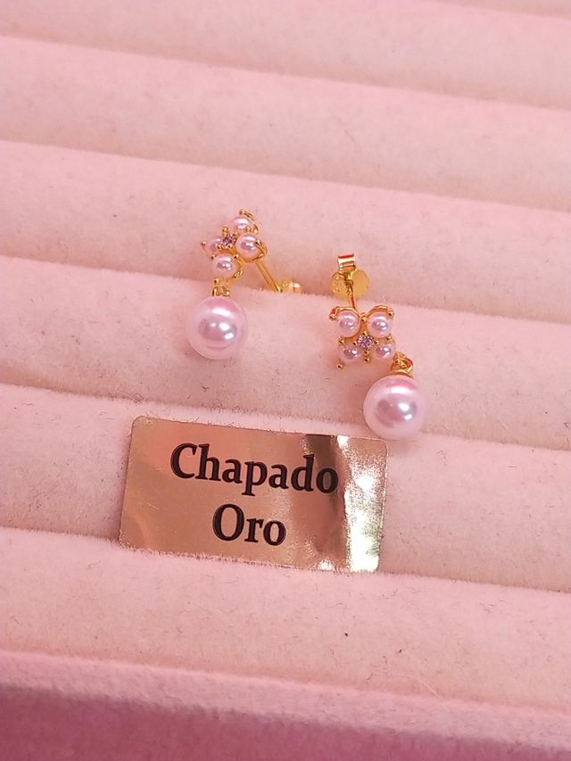 Orecchini in perle a fiore laminati in oro 18 kt