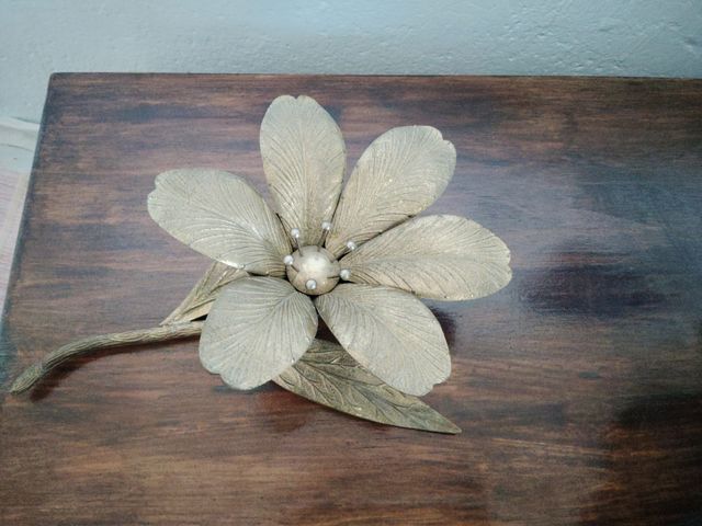 Flor decorativa de bronce dorado