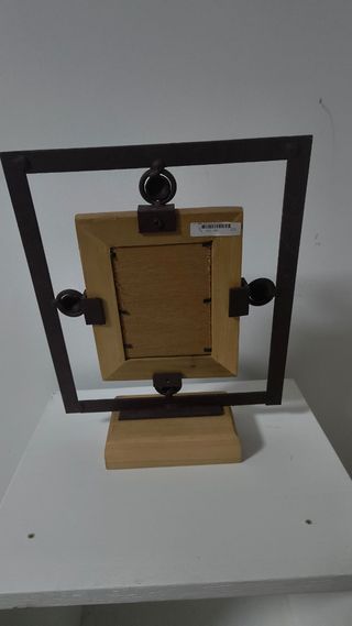 Un portafotos de mesa con un diseño