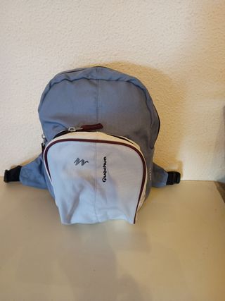 Mochila Quechua azul y blanca
