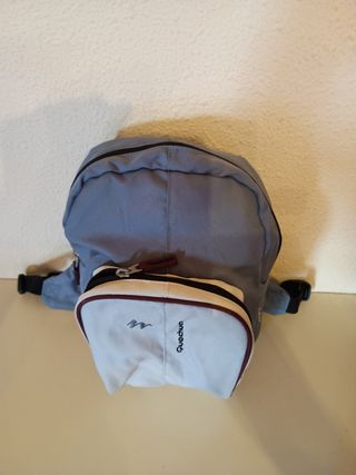 Mochila Quechua azul y blanca