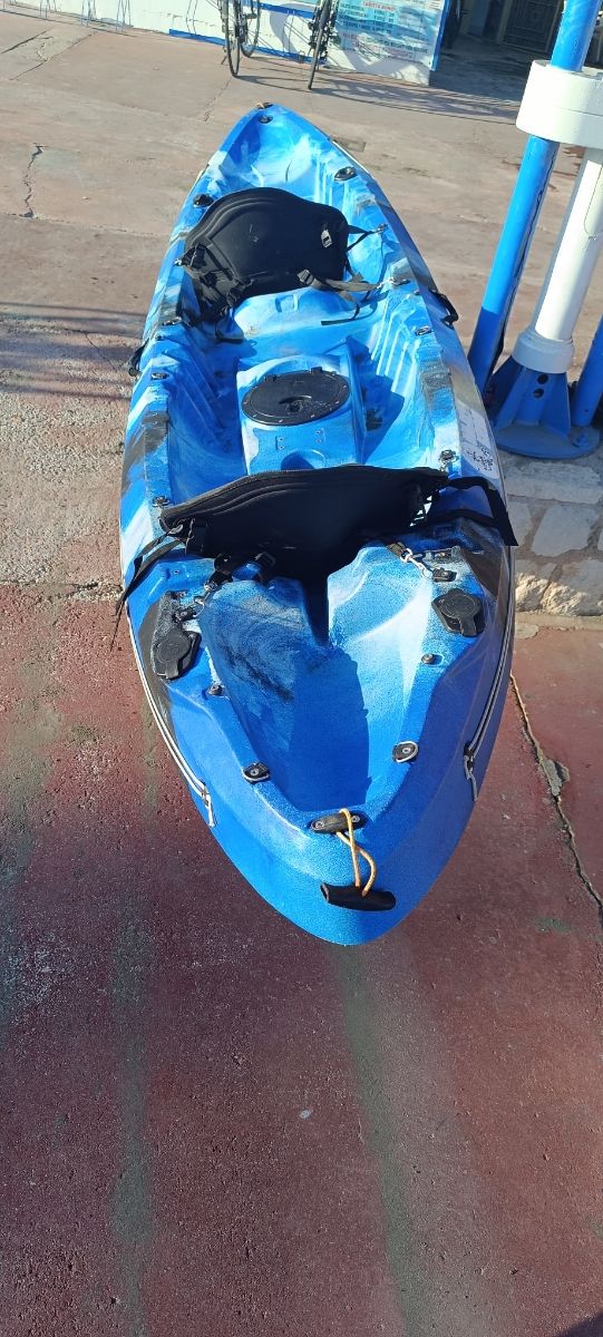Kayak doble con asientos y chalecos salvavidas