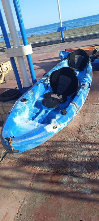 Kayak doble con asientos y chalecos salvavidas
