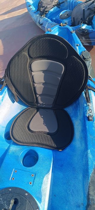 Kayak doble con asientos y chalecos salvavidas