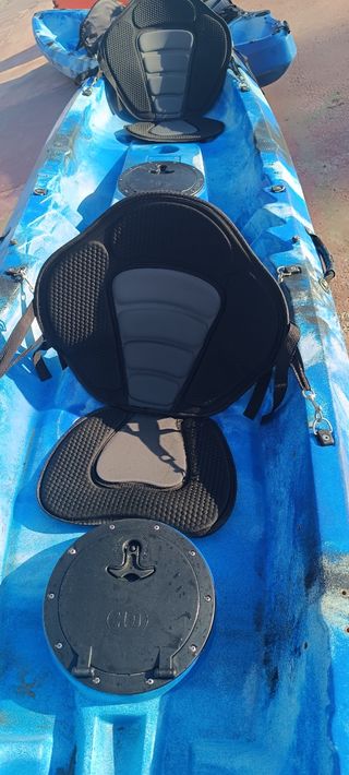 Kayak doble con asientos y chalecos salvavidas