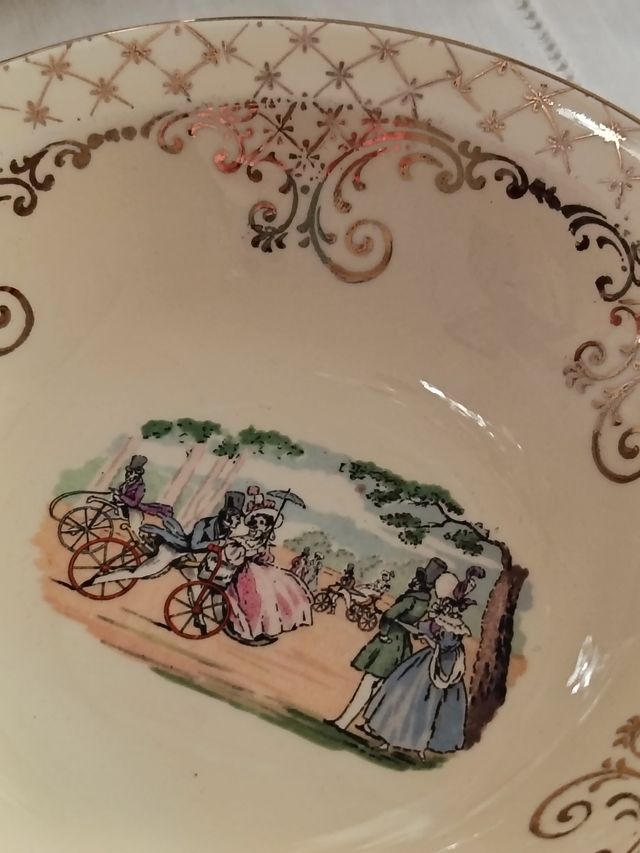 Ciotola vintage con decoro.