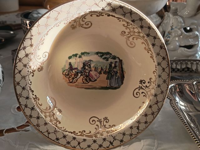 Ciotola vintage con decoro.