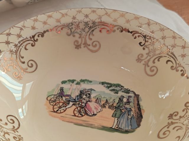 Ciotola vintage con decoro.