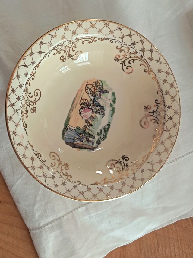 Ciotola vintage con decoro.