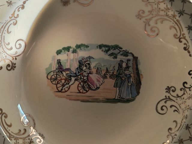 Ciotola vintage con decoro.